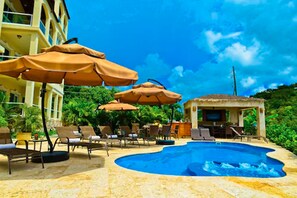 Outdoor pool, pool umbrellas, sun loungers - Sea Shore Allure (St. John)