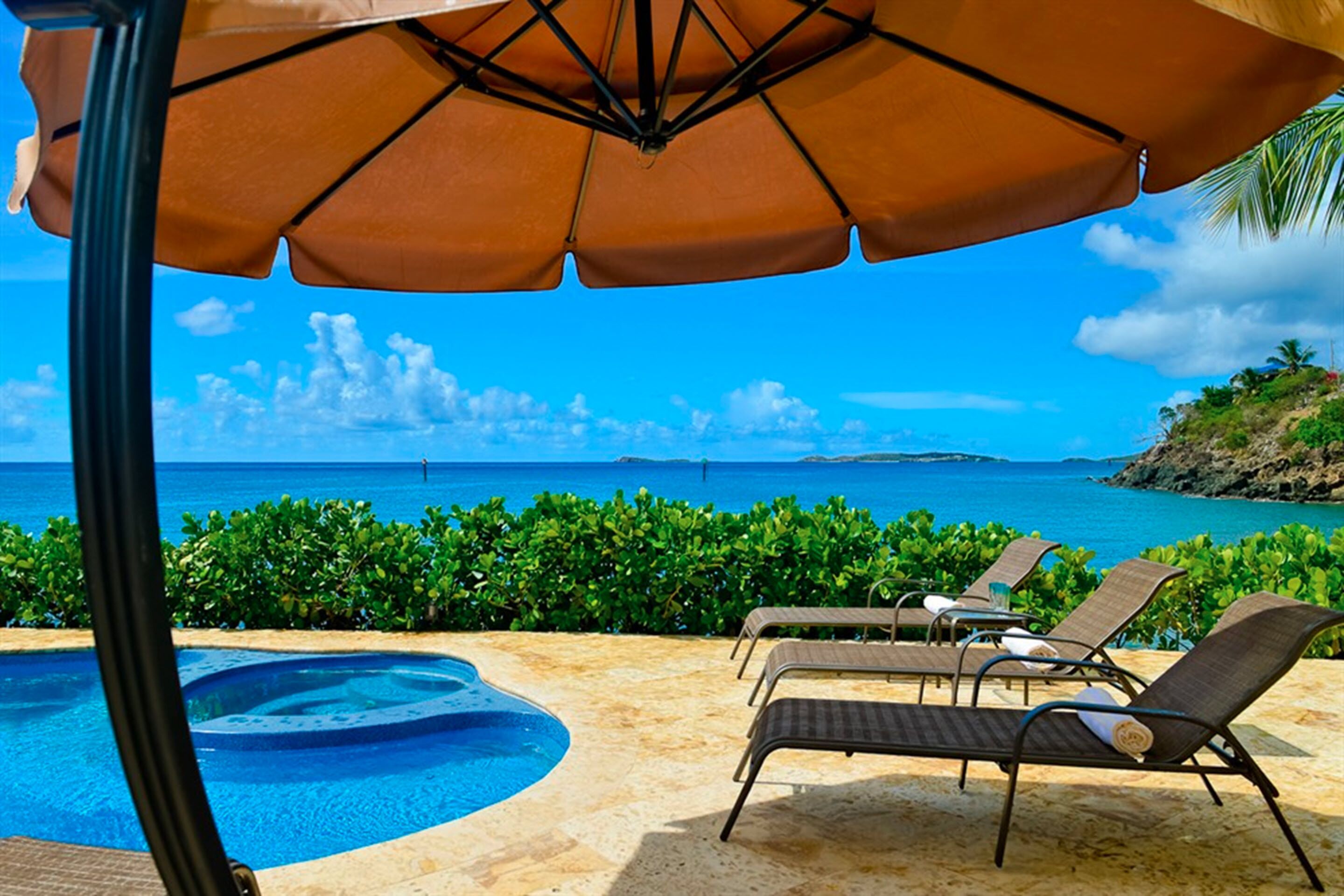 Piscine extérieure, parasols de plage, chaises longues