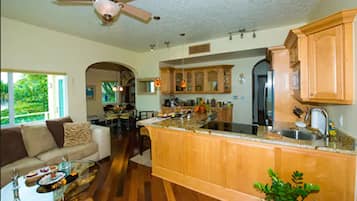 Suite Deluxe, 1 camera da letto | Cucina privata | Frigorifero con congelatore, microonde, piano cottura, lavastoviglie