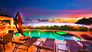 Utomhuspool, parasoller och solstolar