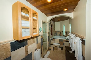 Standaard suite, 1 slaapkamer | Badkamer | Gratis toiletartikelen, een haardroger, badjassen, een bidet