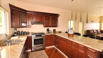 Suite Deluxe, 2 habitaciones | Cocina privada | Refrigerador con congelador, microondas y parrilla de estufa