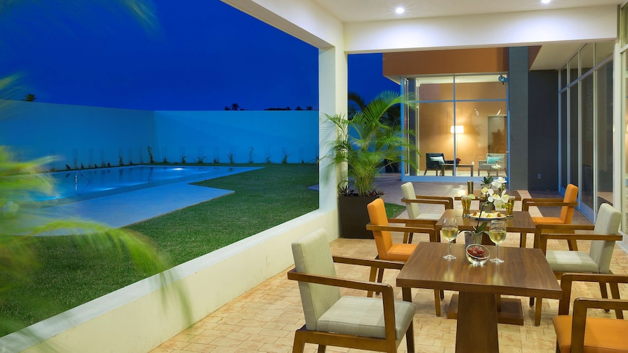 Hampton Inn & Suites by Hilton Paraiso