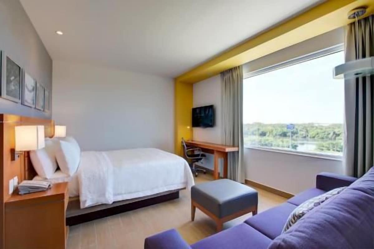Minibar, in-room safe, iron/ironing board, WiFi (free)