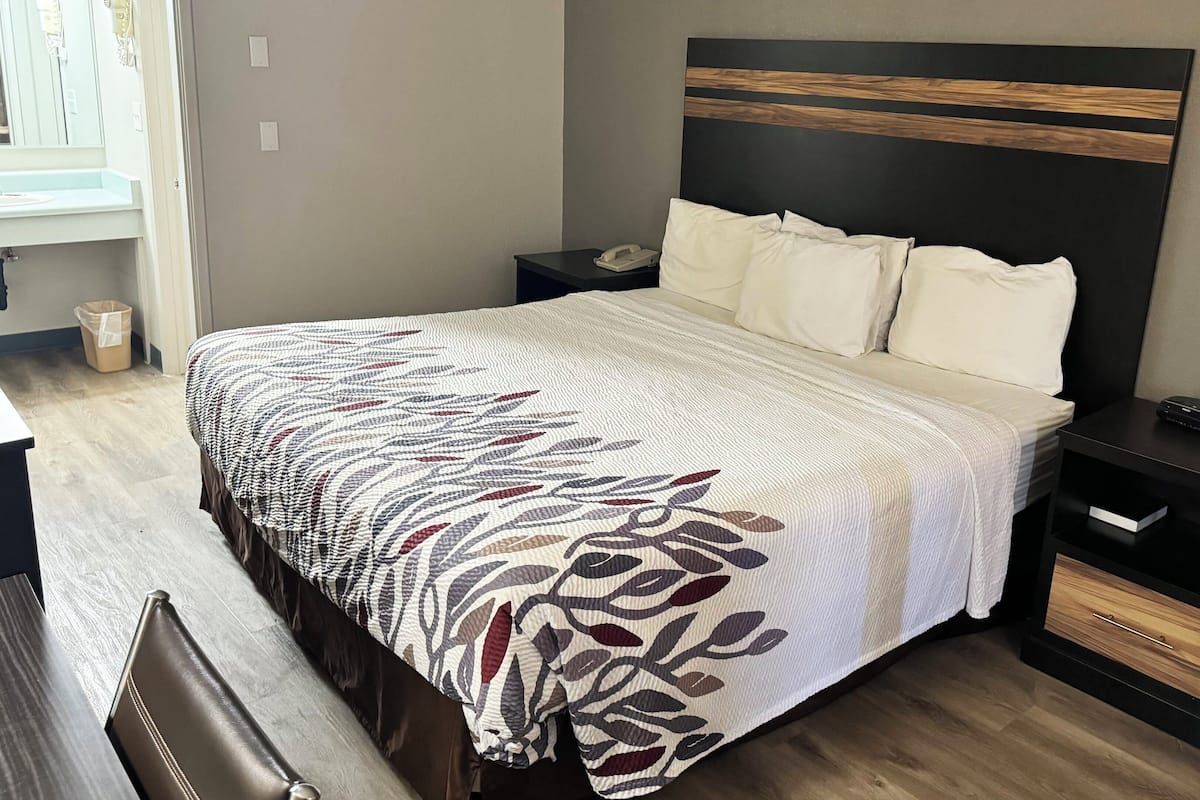 Habitación, 1 cama de matrimonio grande, no fumadores, frigorífico y microondas | Escritorio, espacio para trabajar con un portátil, cortinas opacas