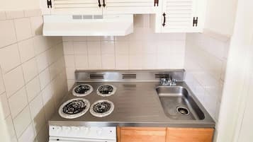 Studio Suite, Multiple Beds, Non Smoking, Kitchenette | Private kitchen | Fridge, microwave, coffee/tea maker