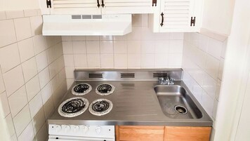 Studio Suite, Berbilang Katil, Non Smoking, Kitchenette | Dapur peribadi | Pembancuh kopi/teh, peti sejuk, ketuhar gelombang mikro 