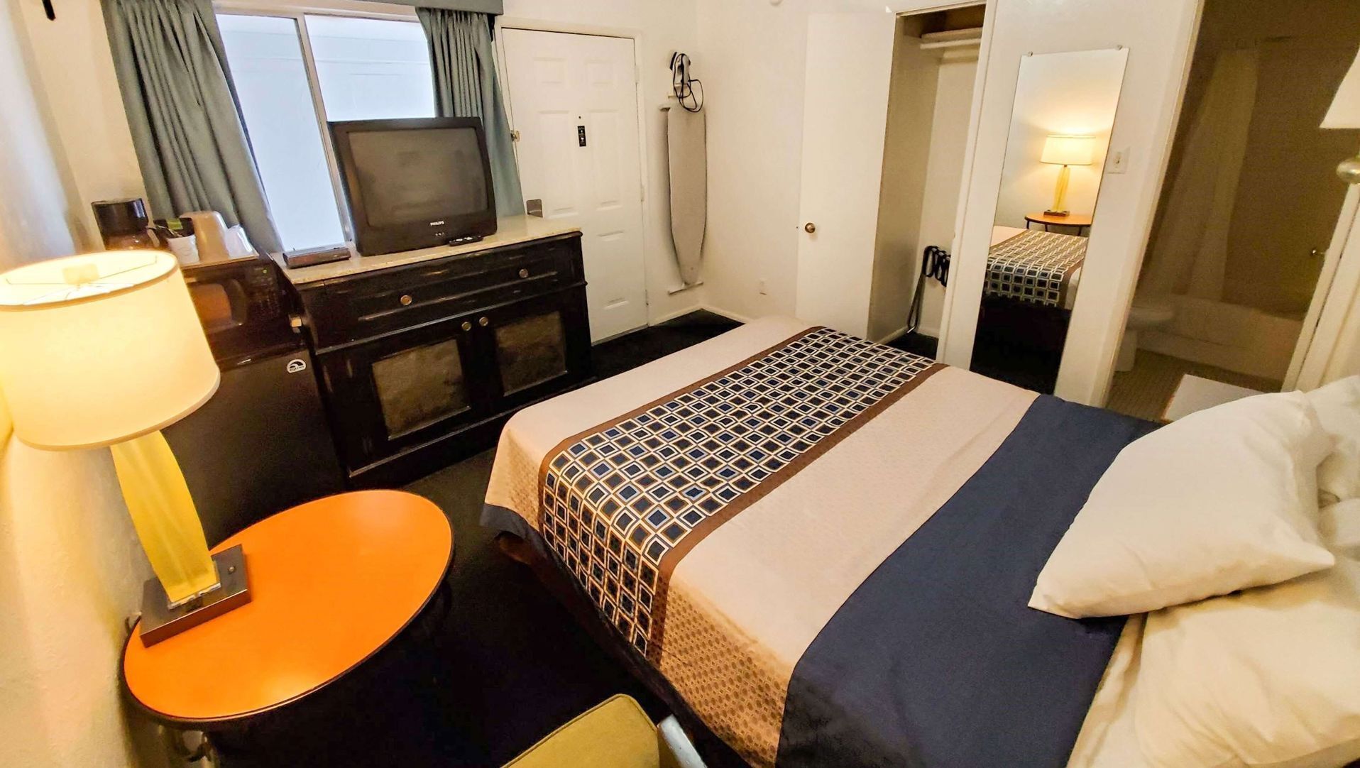 办公桌、笔记本电脑工作区、遮光窗帘、熨斗/熨衣板