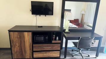 Kamar, 2 Tempat Tidur Double, Bebas Asap Rokok, lemari es & microwave | Meja kerja, ruang kerja ramah laptop, dan tirai kedap cahaya