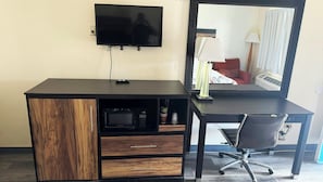 Habitación, 2 camas matrimoniales, para no fumadores, refrigerador y microondas | Escritorio, espacio para trabajar con laptop y cortinas blackout