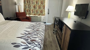Quarto, 1 cama King, para não fumantes, geladeira e micro-ondas | Escrivaninha, espaço de trabalho para notebook, cortinas blackout