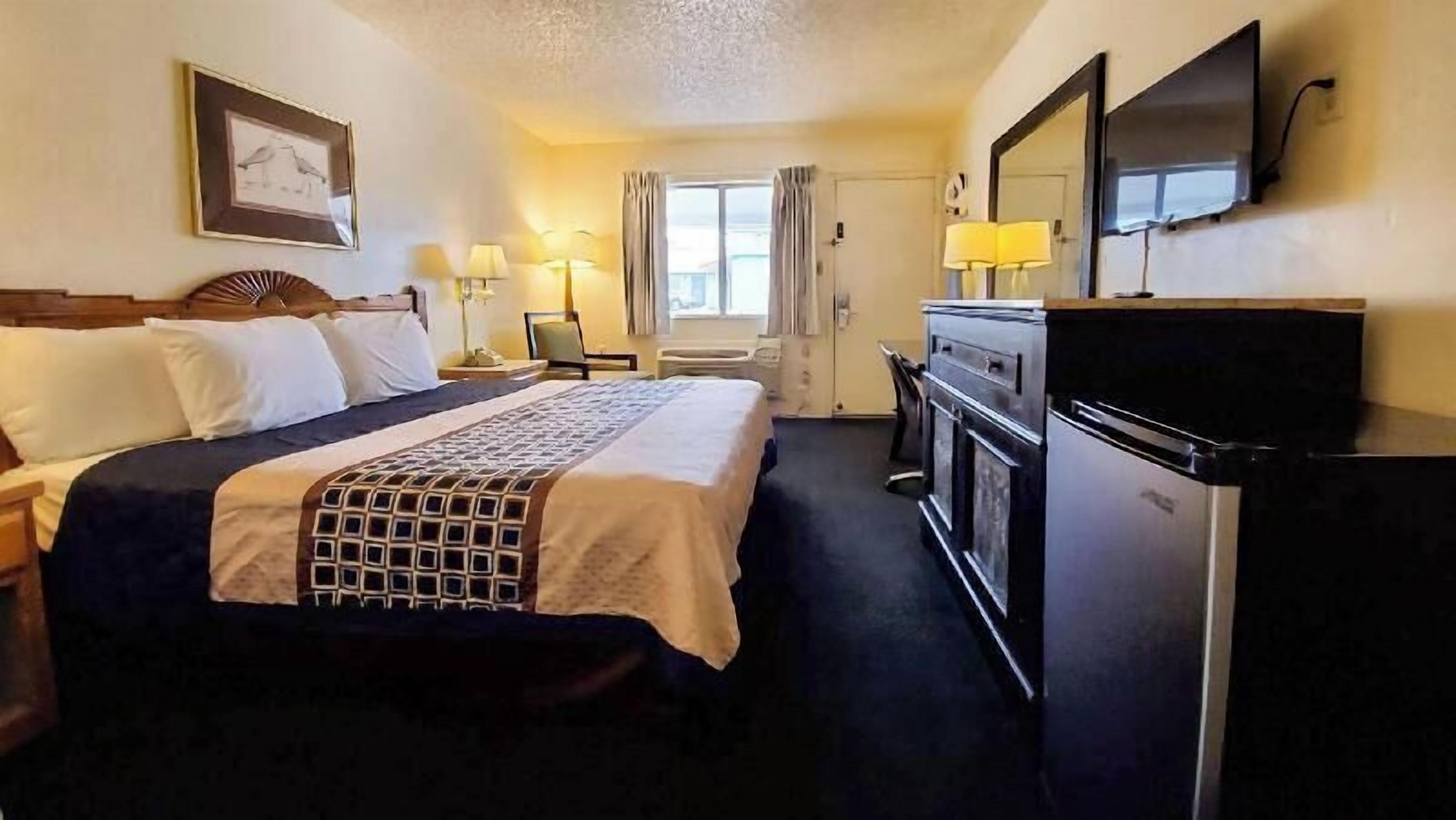 办公桌、笔记本电脑工作区、遮光窗帘、熨斗/熨衣板