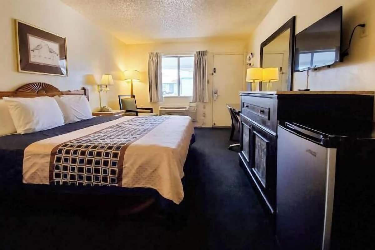 办公桌、笔记本电脑工作区、遮光窗帘、熨斗/熨衣板