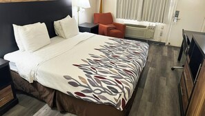 Habitación, 1 cama King size, para no fumadores, refrigerador y microondas | Escritorio, espacio para trabajar con laptop y cortinas blackout