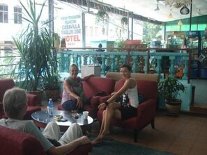 Lobby sitting area - Kameleon Travellers Lodge (Kuala Lumpur)