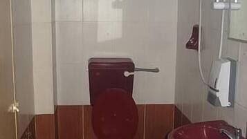 Pancuran mandi, tuala disediakan