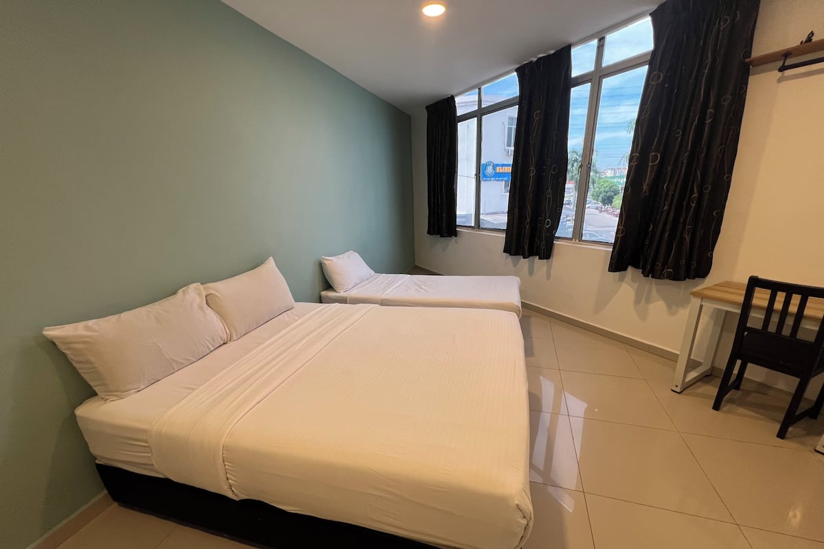 Triple Room | Desk, iron/ironing board, free WiFi