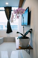 Standard Twin Room | Meja, seterika/papan seterika, Wi-fi percuma 