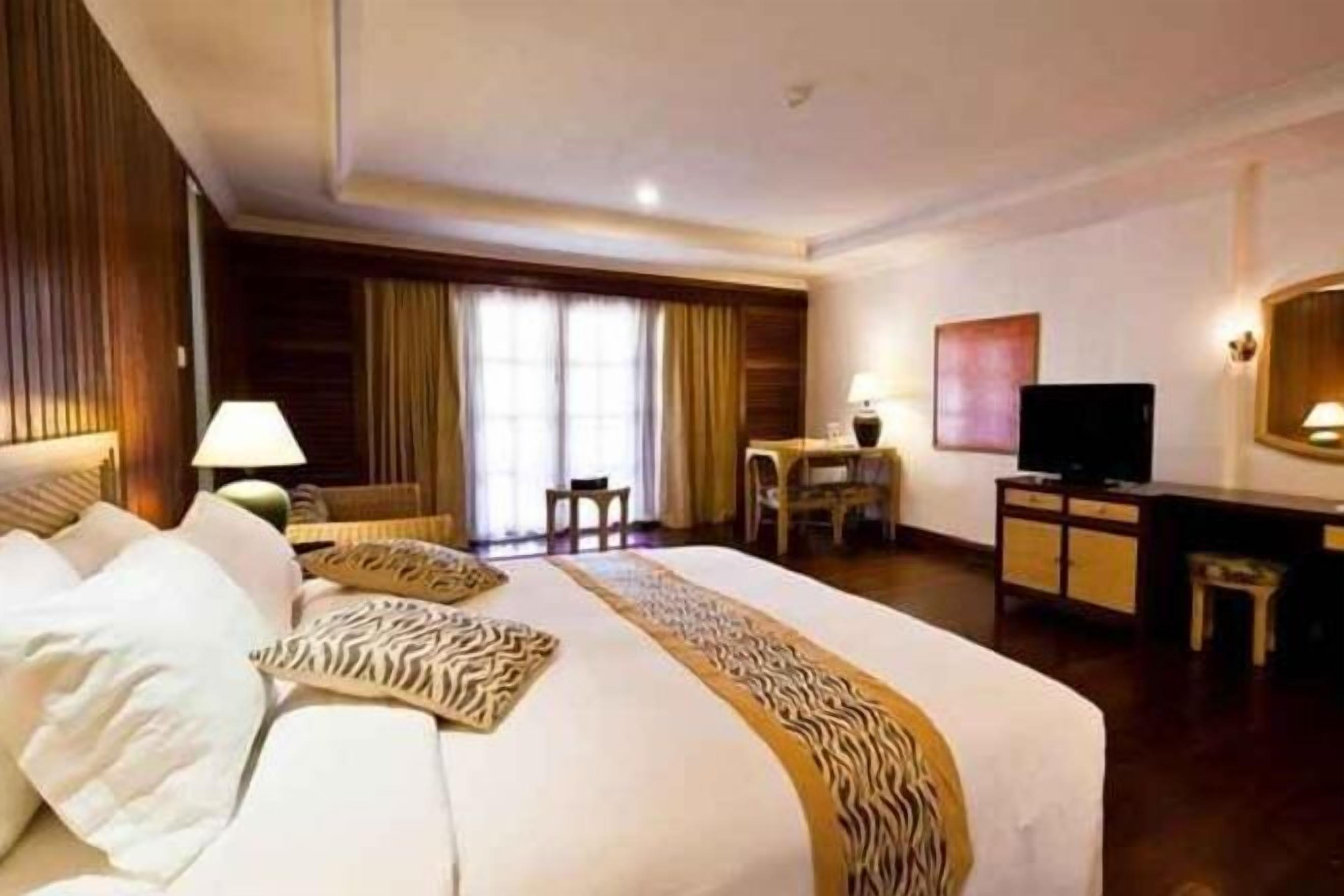 In-room safe, desk, soundproofing, iron/ironing board