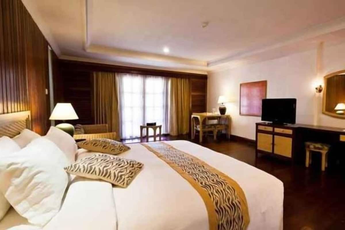 In-room safe, desk, soundproofing, iron/ironing board