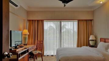 1 Bedroom Suite - 1 King Bed/ 2 Single Beds | In-room safe, desk, soundproofing, iron/ironing board