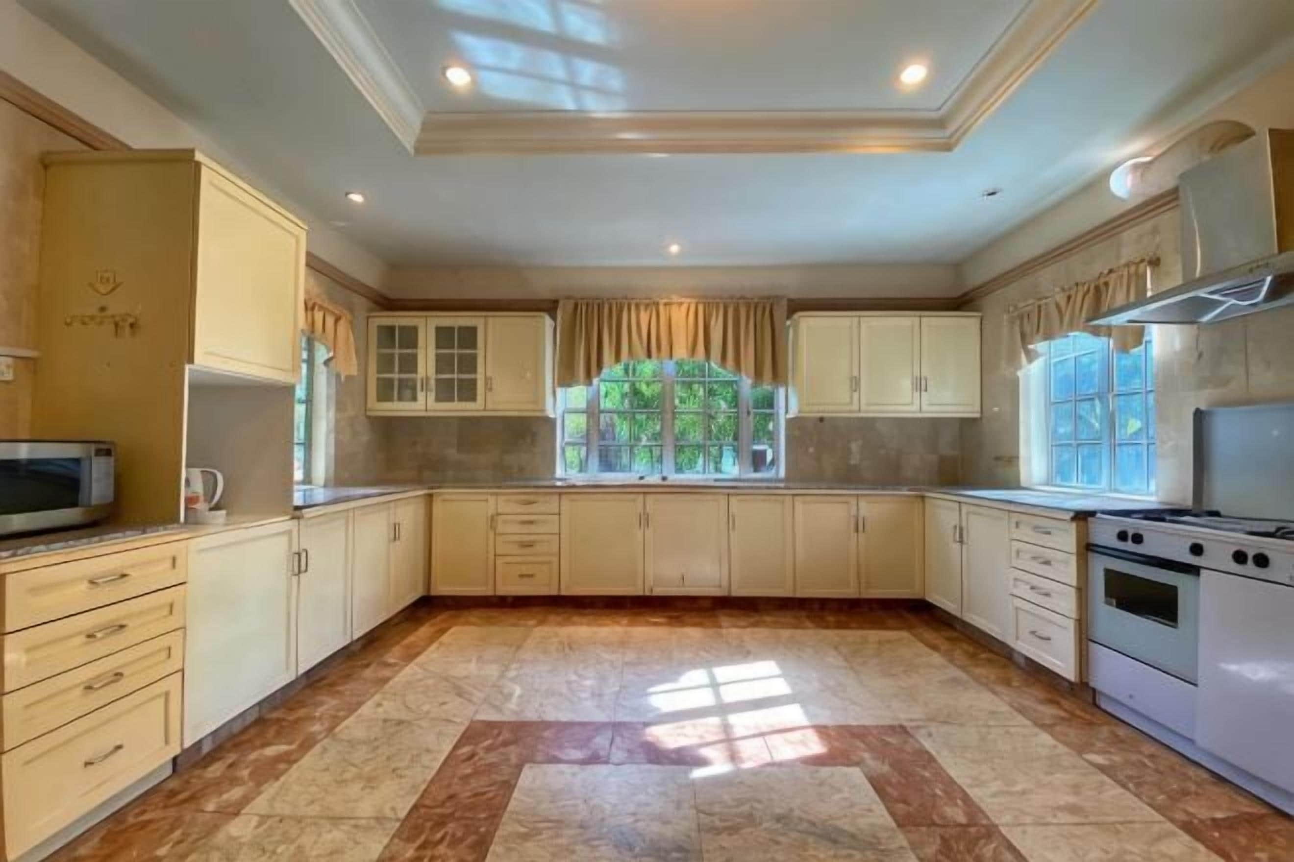 Private kitchen | Fridge, coffee/tea maker