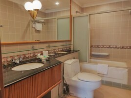 Bañera con ducha, artículos de tocador gratuitos, secador de pelo