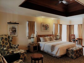 Caja de seguridad en la habitación y escritorio 