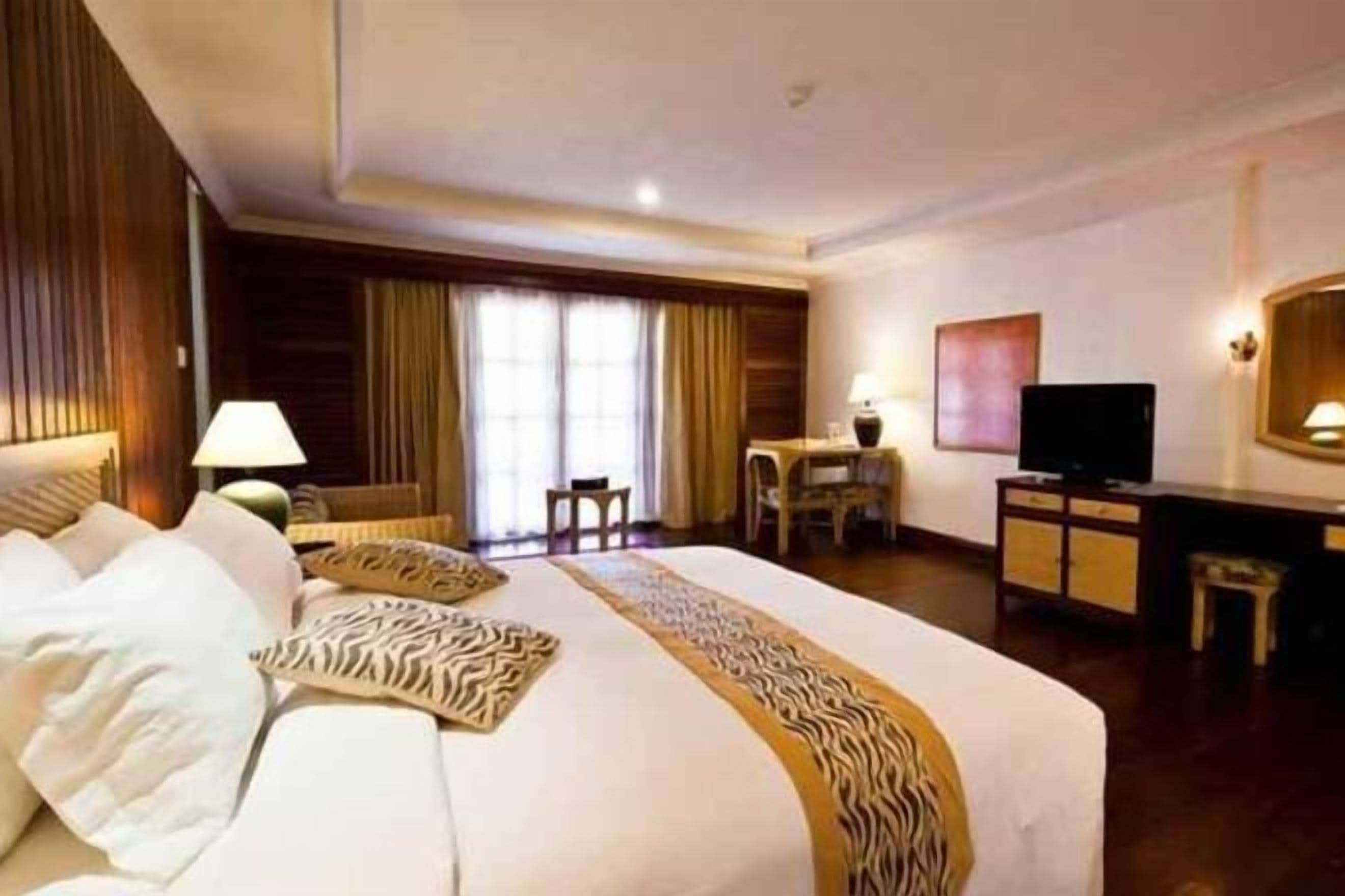 In-room safe, desk, soundproofing, iron/ironing board