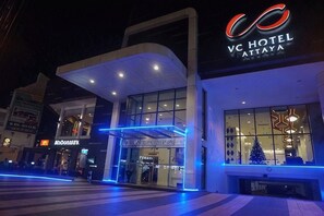 A hotel with a prominent sign, a McDonald's restaurant, and a Christmas tree decoration. - VC. Pattaya (Pattaya)