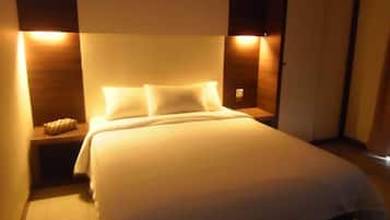 Deluxe Room, Garden View | In-room safe, desk, iron/ironing board, free WiFi