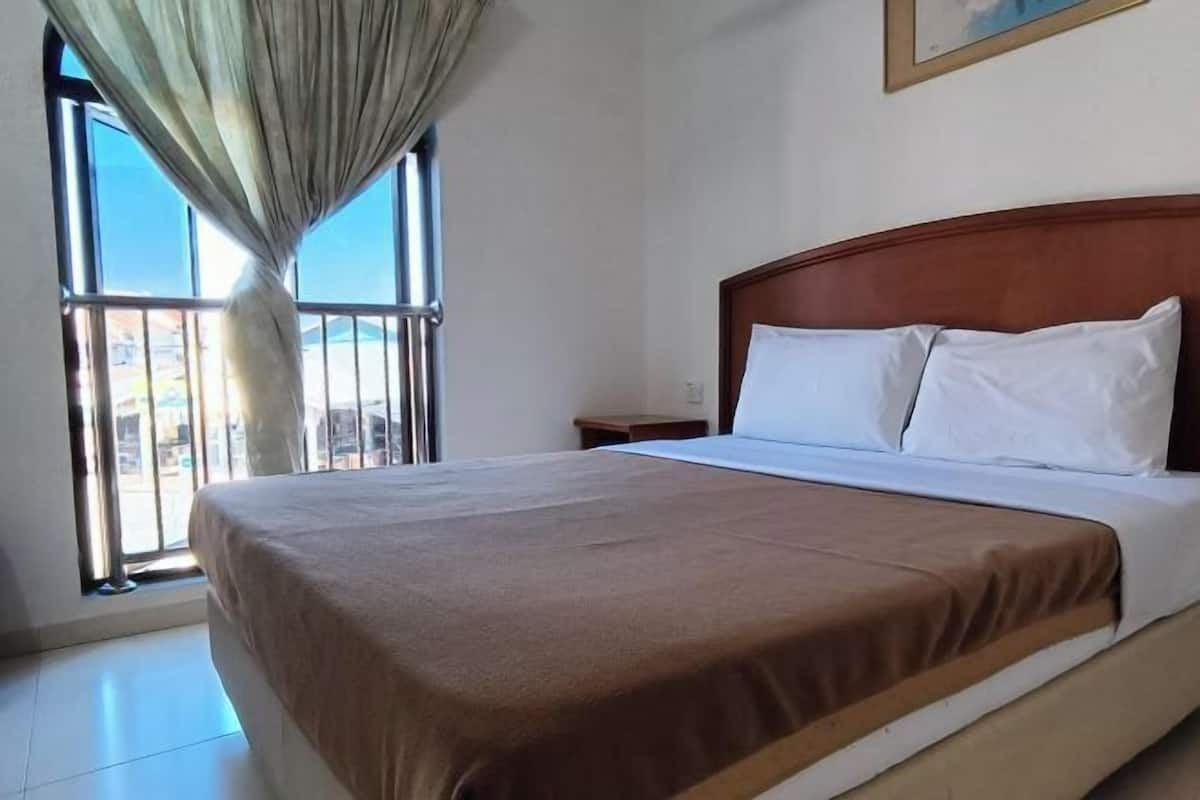 Premium bedding, down duvets, Tempur-Pedic beds, in-room safe