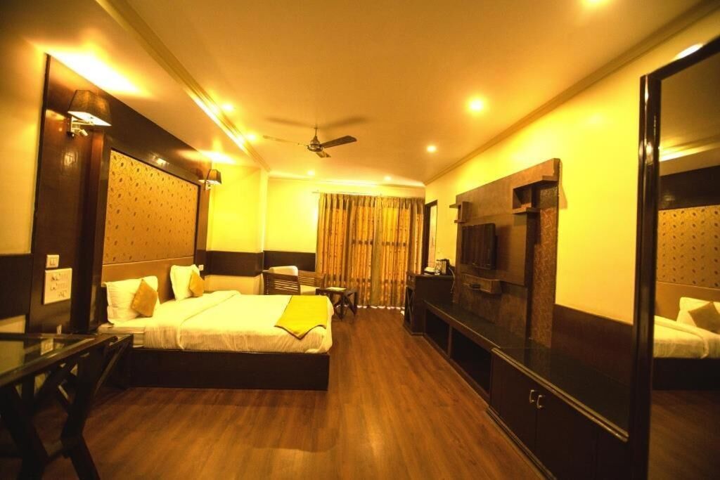 Minibar, in-room safe, desk, laptop workspace