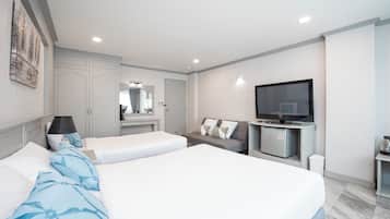 Family Room | Desk, blackout drapes, free WiFi