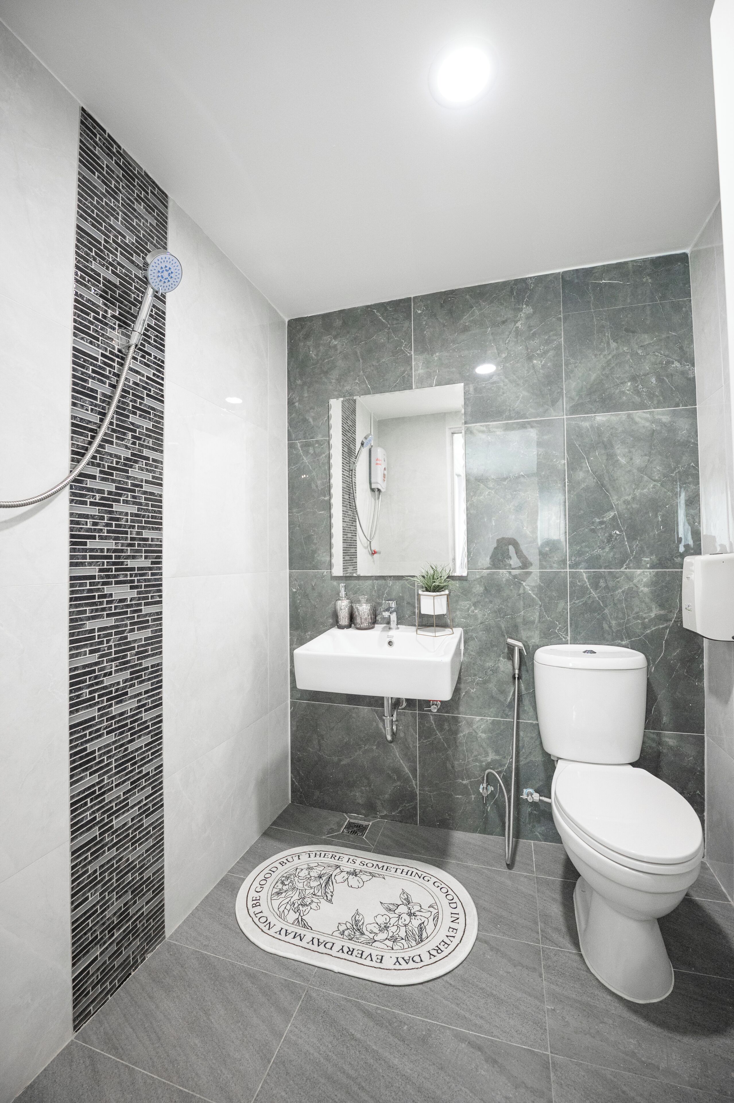 Een douche, gratis toiletartikelen, handdoeken