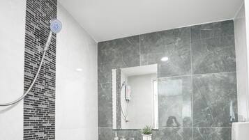 Een douche, gratis toiletartikelen, handdoeken