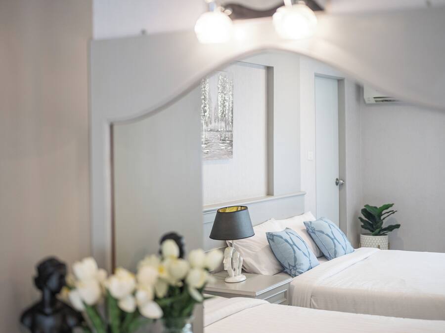 Family Room | Desk, blackout drapes, free WiFi