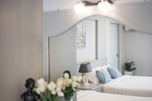 Family Room | Desk, blackout drapes, free WiFi