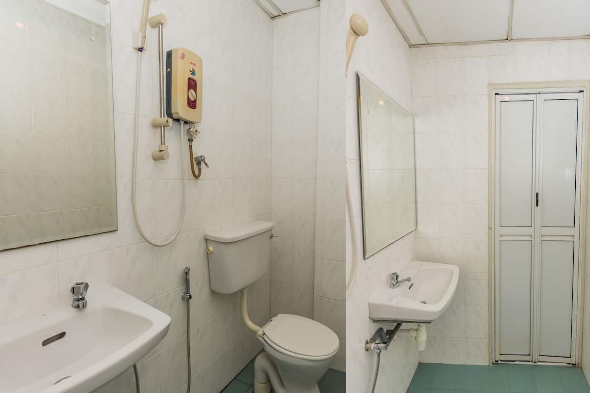 Een douche, een bidet, handdoeken