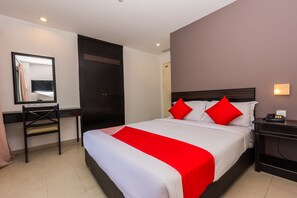 Escritorio, wifi gratis, ropa de cama