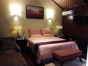 Chalet Deluxe | Escritorio y tabla de planchar con plancha 