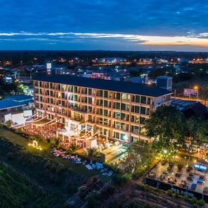 Un hotel de varios pisos con un patio y zona de estar al aire libre.