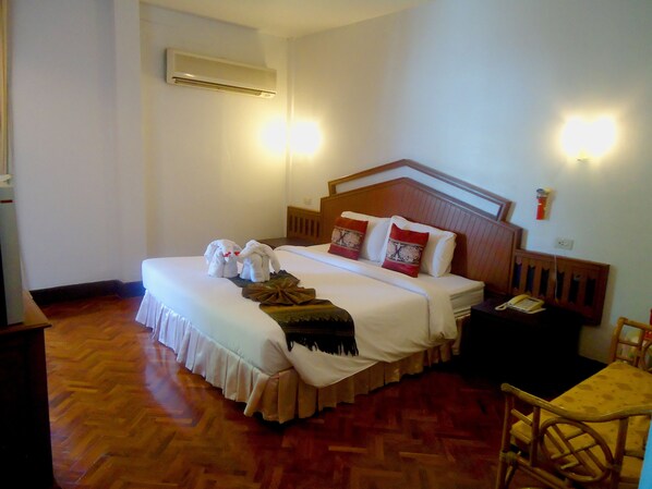 Kahden hengen deluxe-huone | Tallelokero huoneessa, työpöytä, lisävuoteet, ilmainen Wi-Fi