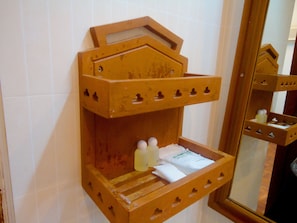 Standard Twin Room | Bathroom | Shower, free toiletries, towels