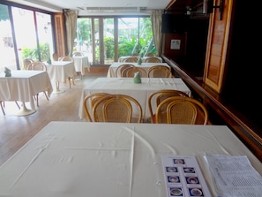 Breakfast, lunch and dinner served  - Baiyoke Chalet Hotel (Mae Hong Son)