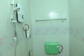 Bathroom - Capital O 90665 Countryview Recreation Park & Resort - Hostel (Kuala Lipis)