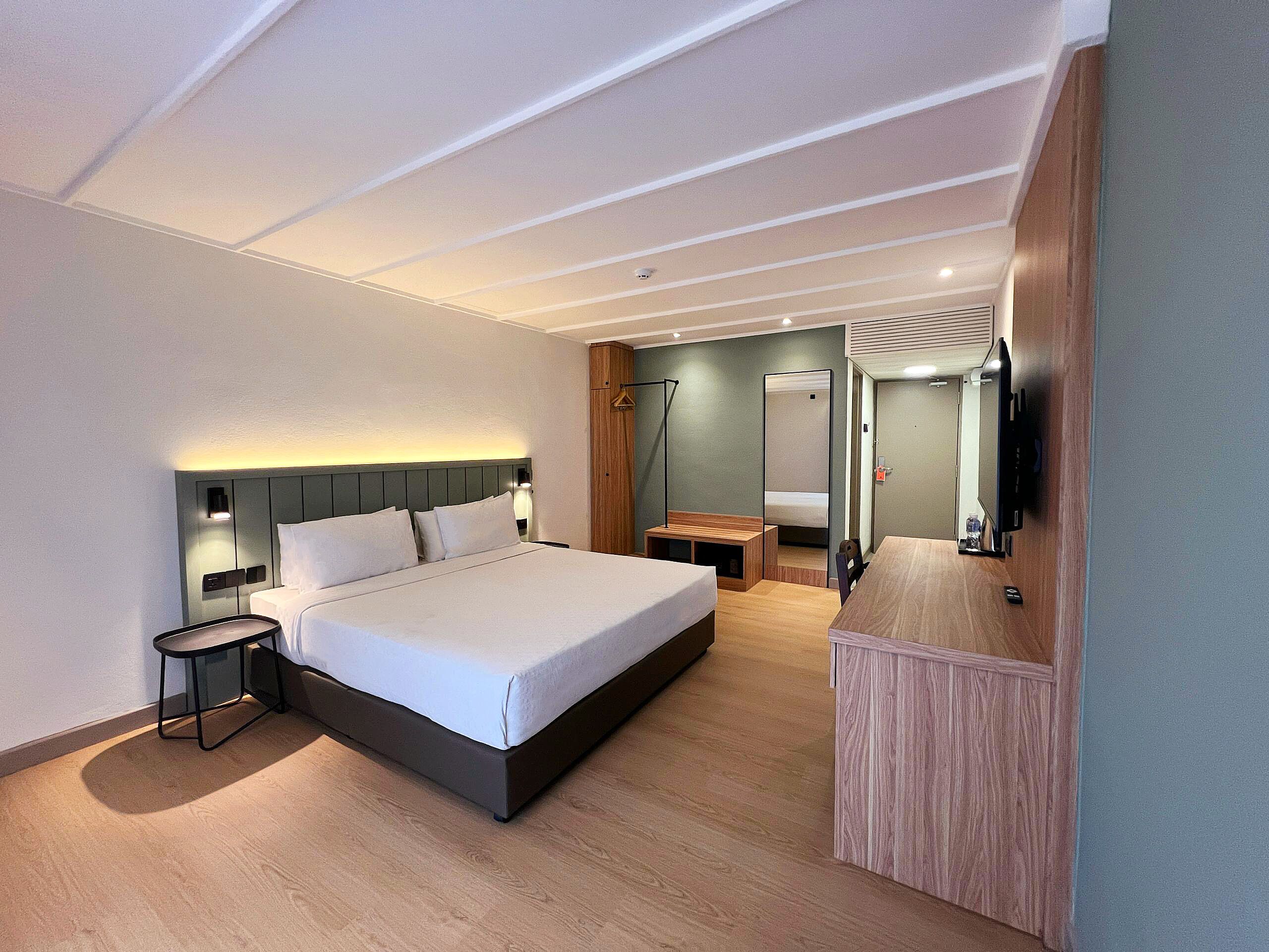 Brankas, setrika/meja setrika, dan seprai linen