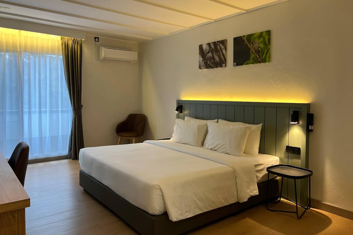 Room, 1 King Bed, Golf View | In-room safe, bed sheets, wheelchair access