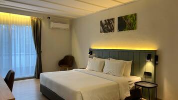 Room, 1 King Bed, Golf View | In-room safe, iron/ironing board, bed sheets