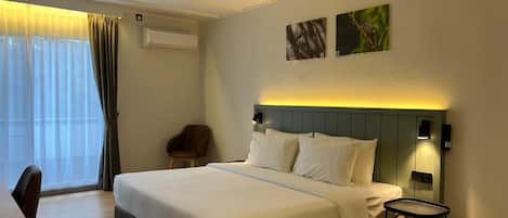 Room, 1 King Bed, Golf View | In-room safe, iron/ironing board, bed sheets